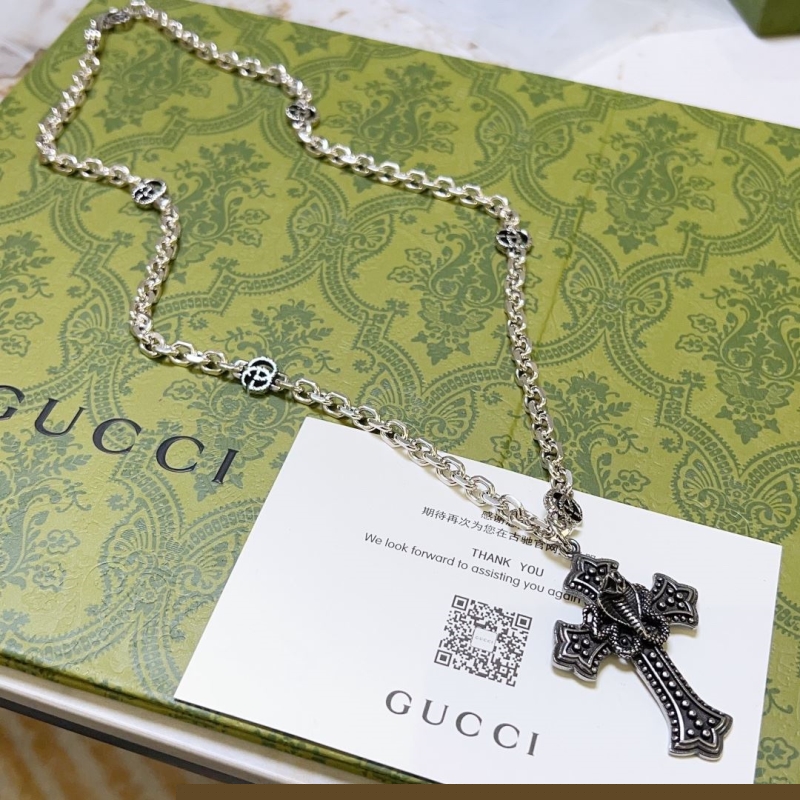 G*u*i necklaces